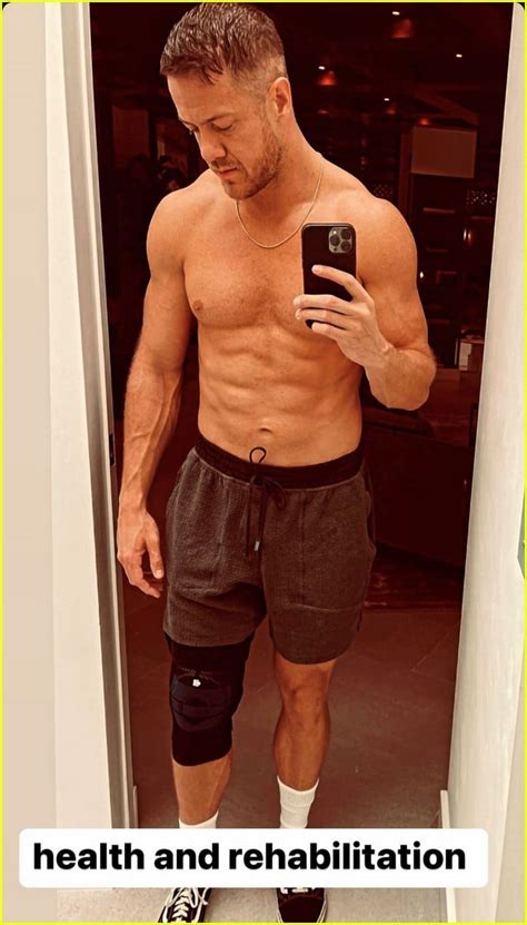 Imagine Dragons Dan Reynolds Shares Shirtless Selfie in Health。